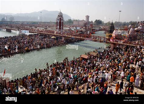 Kumbh Mela - Święto duchowe i spektakularne spotkanie na brzegu Gangesu!