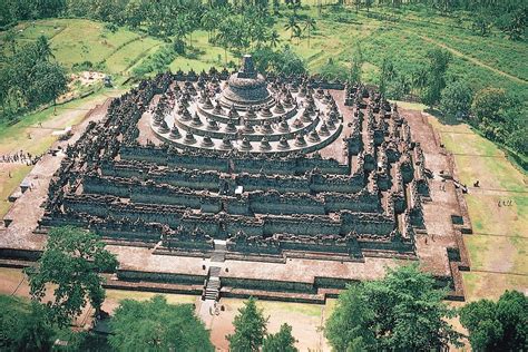 Borobudur! Zabytkowy kompleks świątynny w sercu Jawy