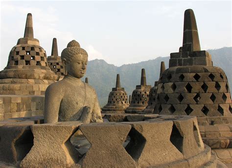 Borobudur: Magiczny Świat Buddyzmu w Sercu Jawy!