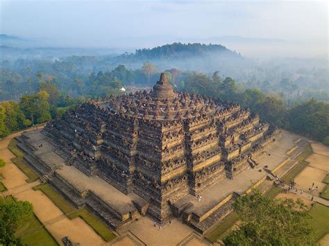  Candi Borobudur: Starożytne Cudowności i Wzruszające Widoki