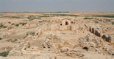 Necropolis of Nag Hammadi – Odkryj tajemnice starożytnych Egipców w urokliwym otoczeniu!