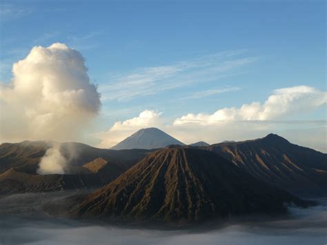 Wulkan Gunung Bromo - Wzniesienie się nad chmurami i fascynujące widoki wulkaniczne